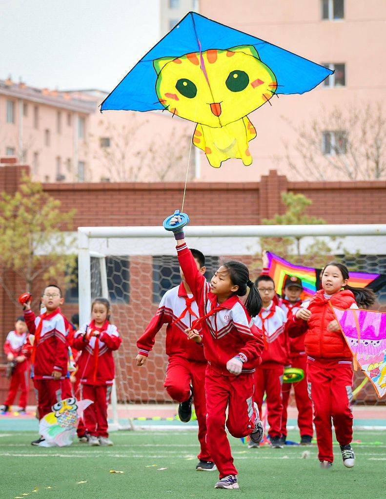 呼和浩特小学生绘制多彩风筝