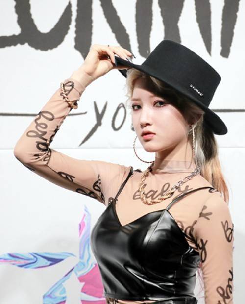 韩国男女混合组合checkmate新单曲发布会