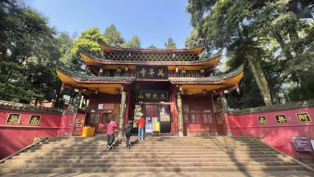 峨眉山柔和的春天竟藏在這座千年寺院