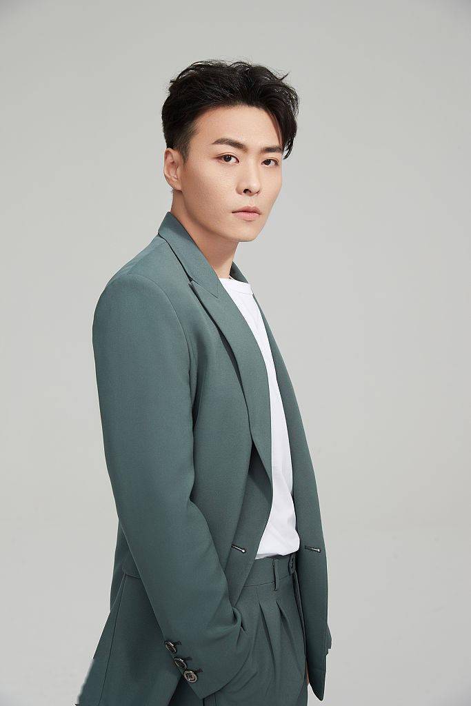 王山水西装绅士大片气质卓然 新剧《陪你一起长大》热播中与刘涛