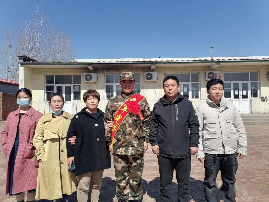 换上崭新的军装,理个利落的短发,王浩对军营生活充满了期待.