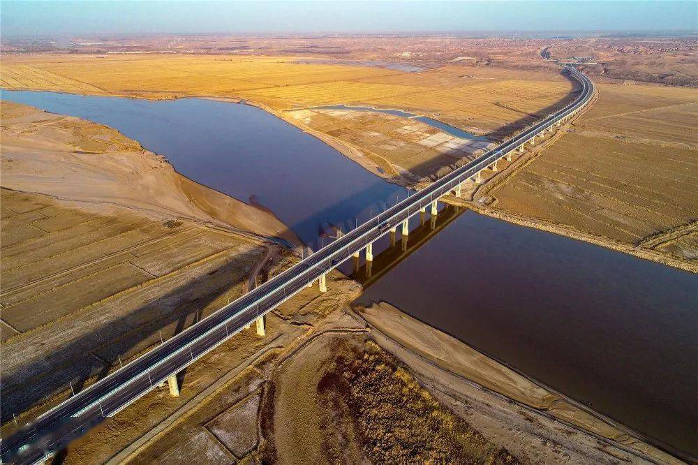 大桥)是银川市贺兰山东路向东跨越黄河及连接宁蒙陕及东部发达地区的