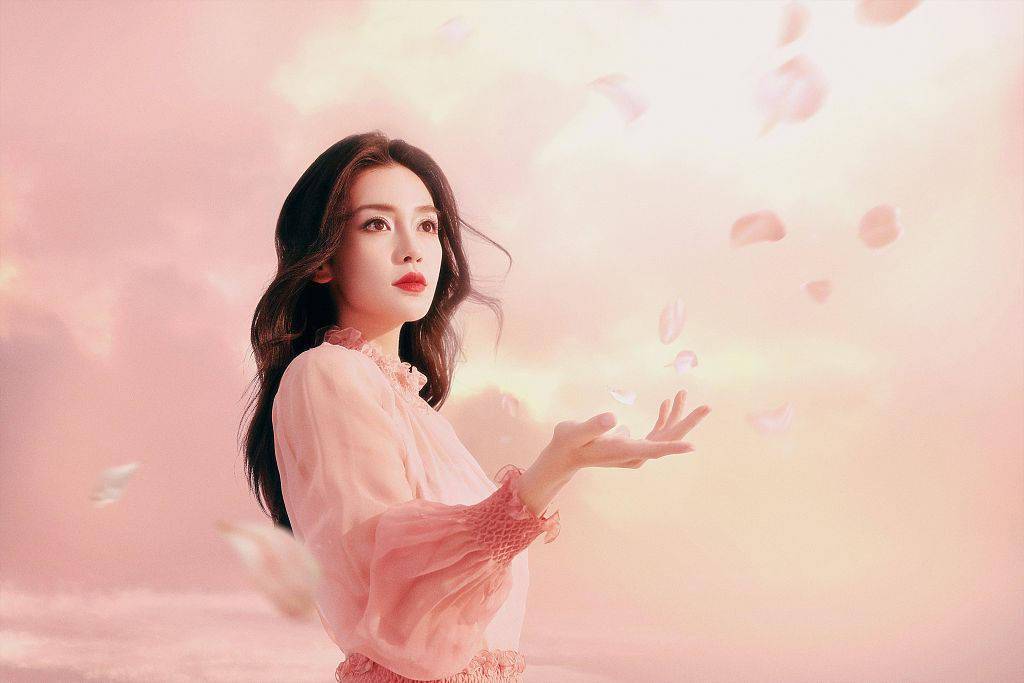 2021年3月31日,杨颖参加2021时尚芭莎年度人物派对并拍摄写真.