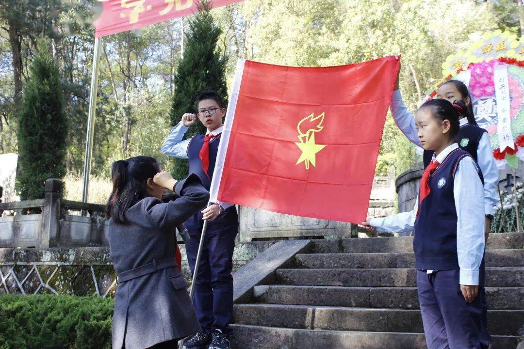 为缅怀革命先烈,传承红色精神,3月27日,解放小学组织四,六年级全体