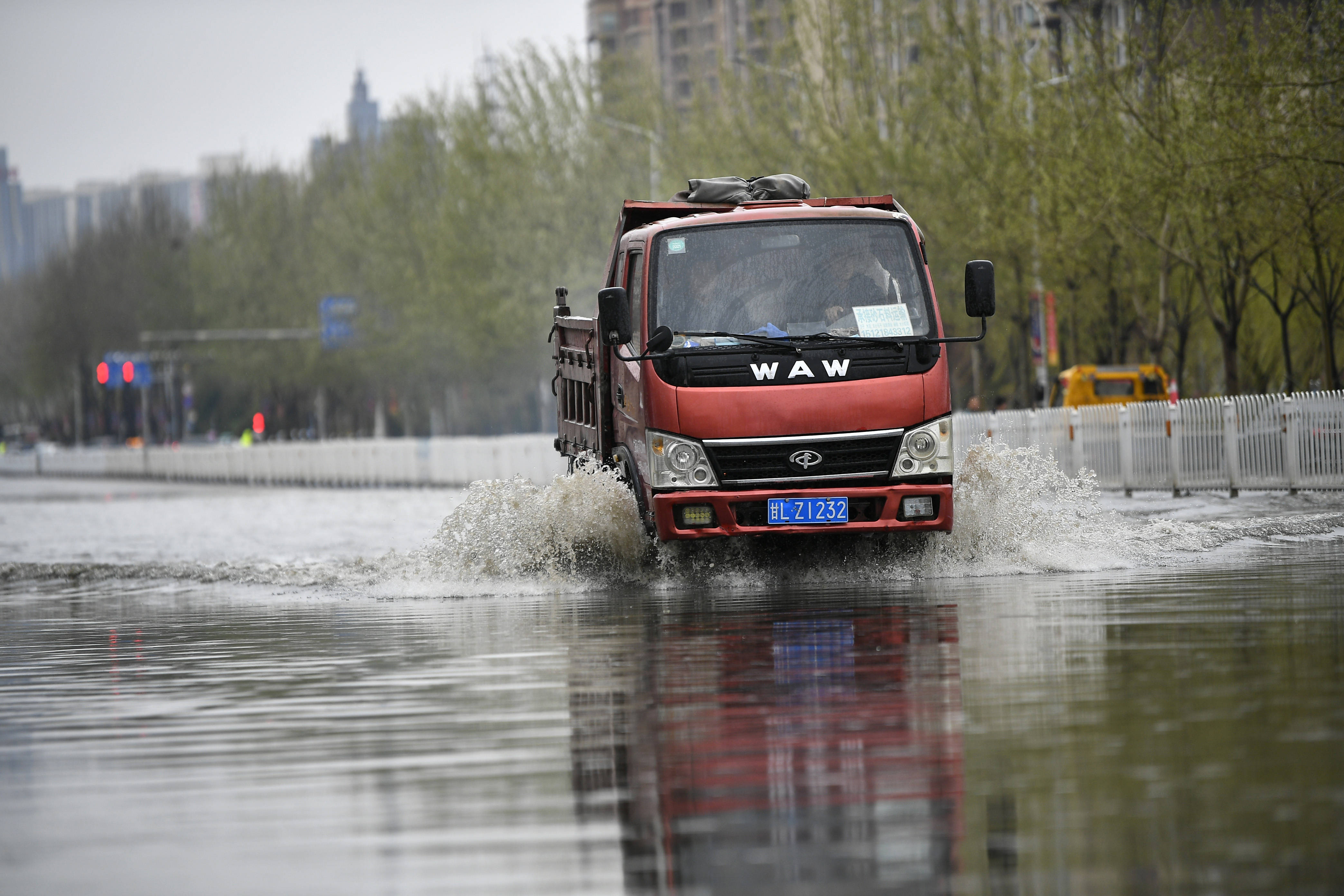 银川普降中雨部分路段发生城市内涝