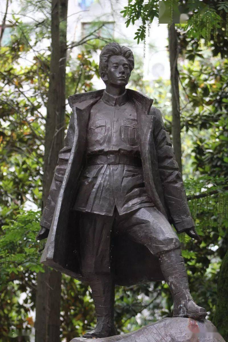 一位老人,历经三个时代,支援新四军百两黄金,晚年捐献亿万家产_周苍柏