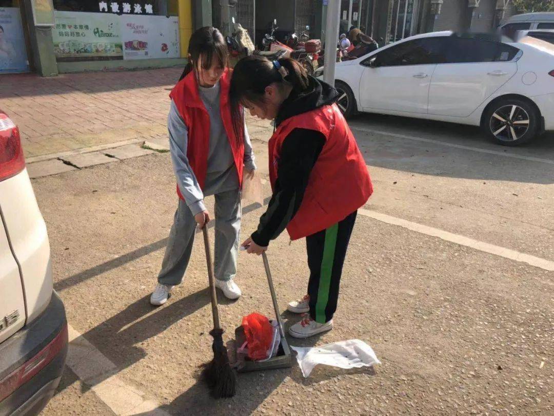 3月28日下午,宁乡九中学生志愿者在校团委的组织下开展了清扫街道志愿