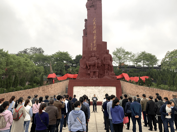 仪式现场,代表们向革命烈士敬献花圈,肃立于烈士纪念碑前,缅怀革命