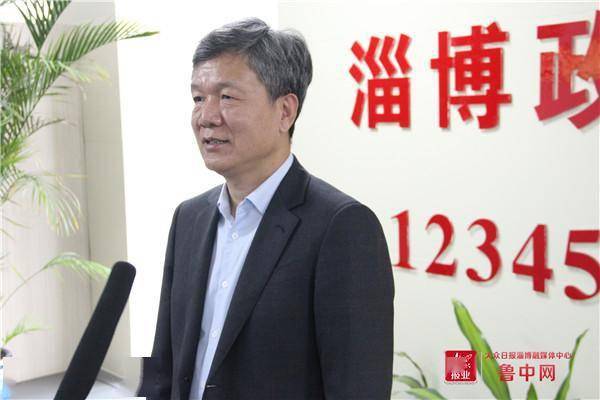 张店区区长王学刚接听12345热线为市民答疑解惑