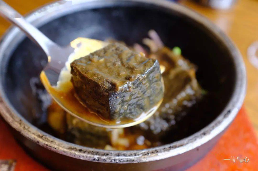 黑豆腐,店里自己用黑豆,黑米,黑芝麻做的鸡蛋豆腐,啫啫一煲,趣味盎然.