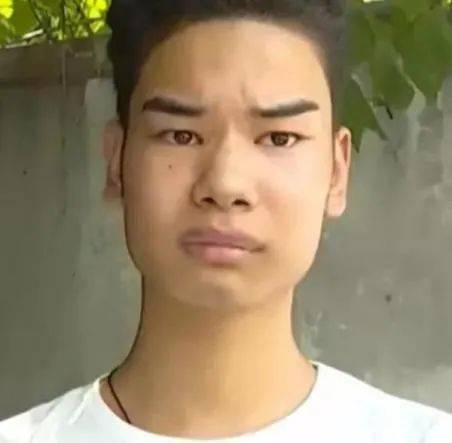 个靠甜美长相魔性扭屁股走红;一个靠无厘头的事迹,成为网友们的表情包