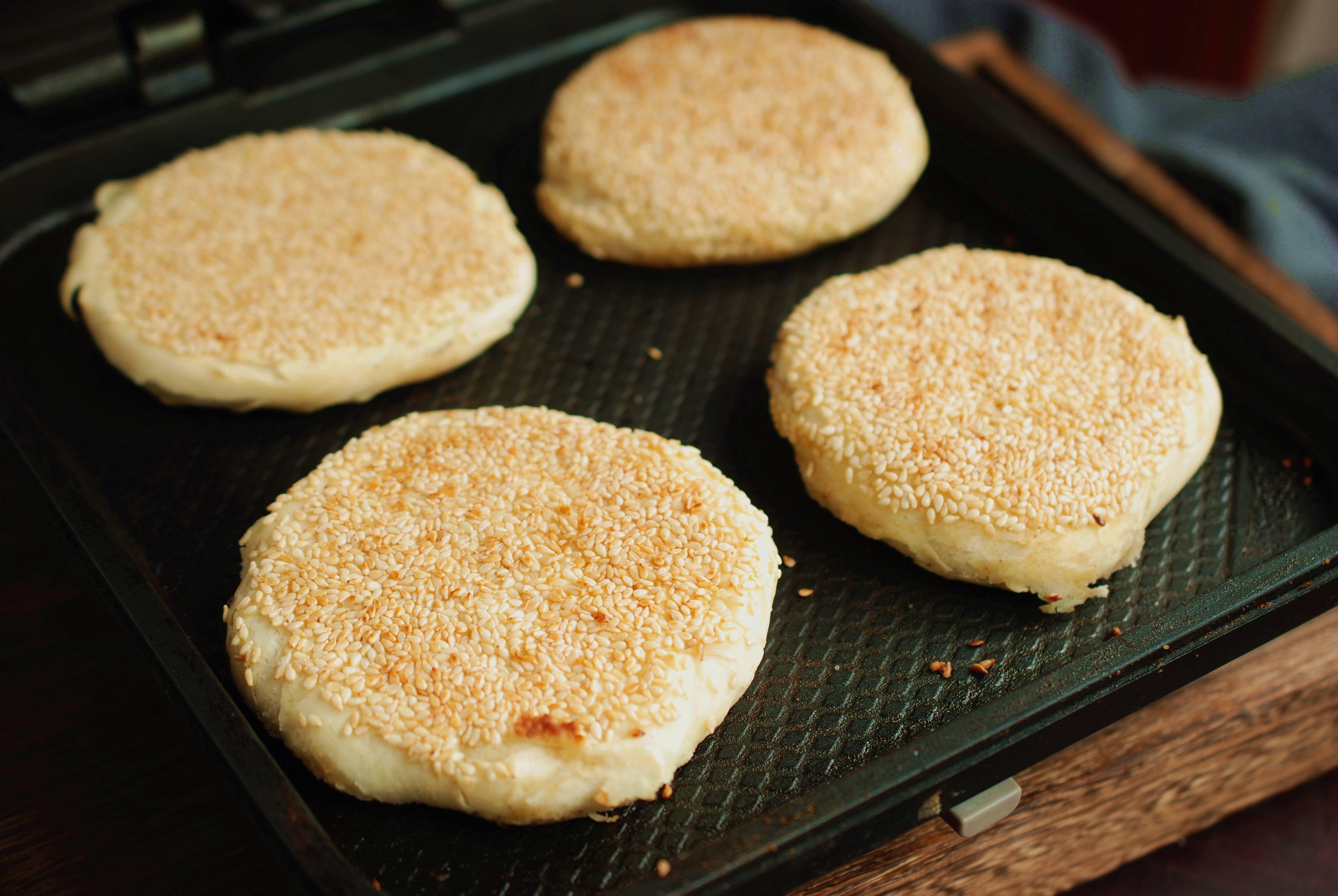 这烧饼一出锅就太香了,没忍住一口气吃了2个,越吃越香上瘾