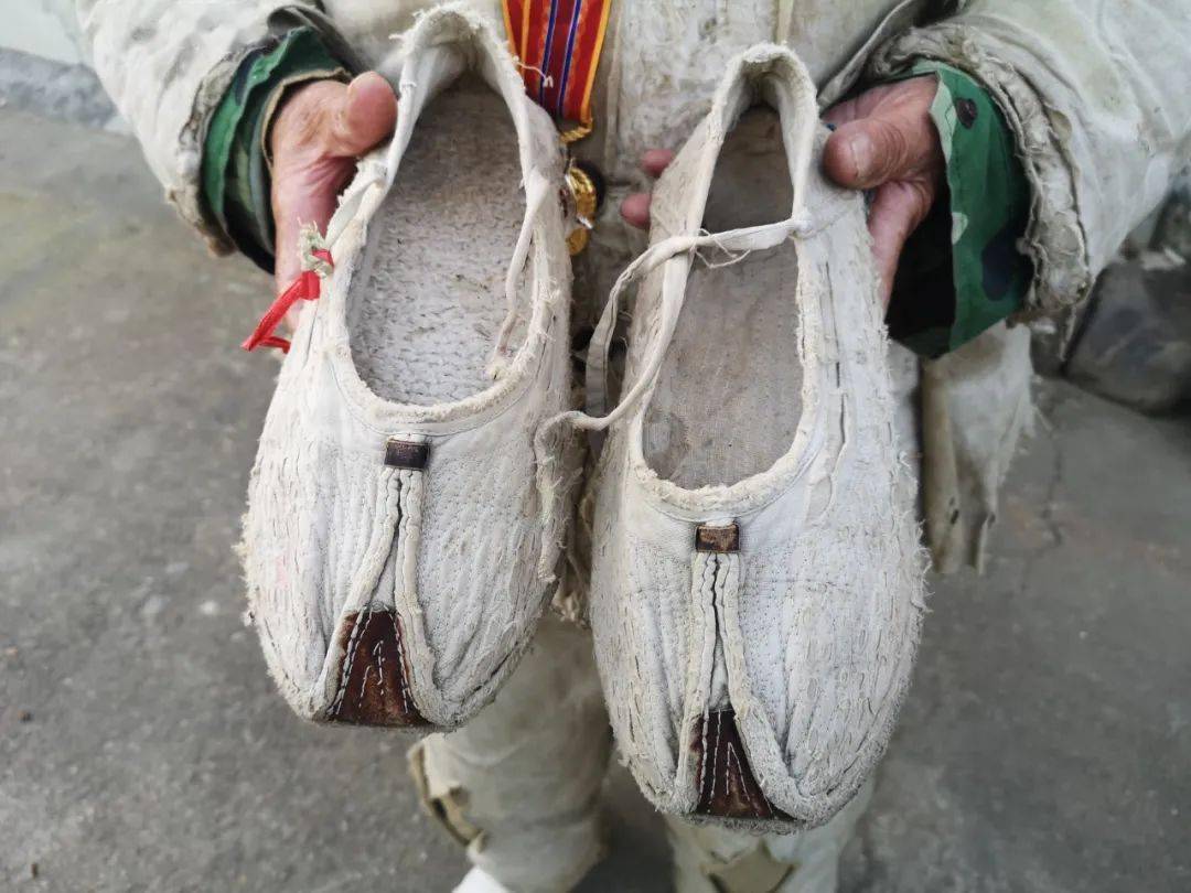 "雄赳赳,气昂昂."衢州93岁老兵这一趴,让人肃然起敬