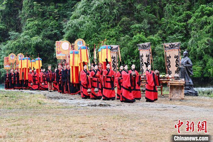 古装仪仗队. 安源 摄