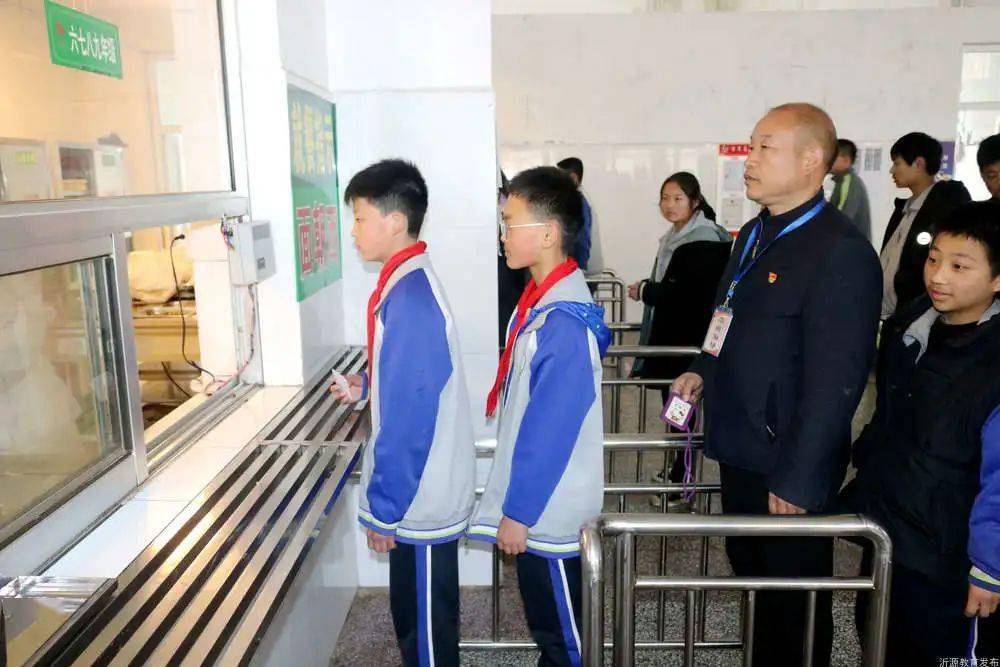 校长陪餐落实陪餐制度守护学生舌尖上的安全