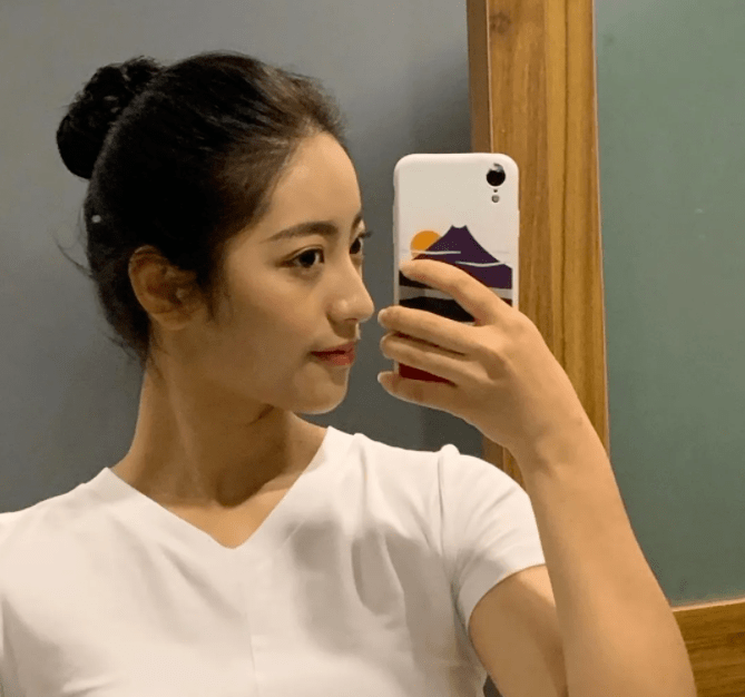 ▍第三名 刘昕语来自山东师范大学附属中学,山东省第一名,身高175cm