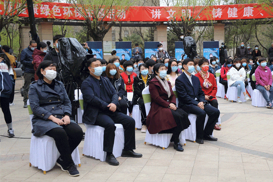 李爱芳,大兴区创卫办专职副主任贾武毅,西红门镇镇长赵传富出席活动