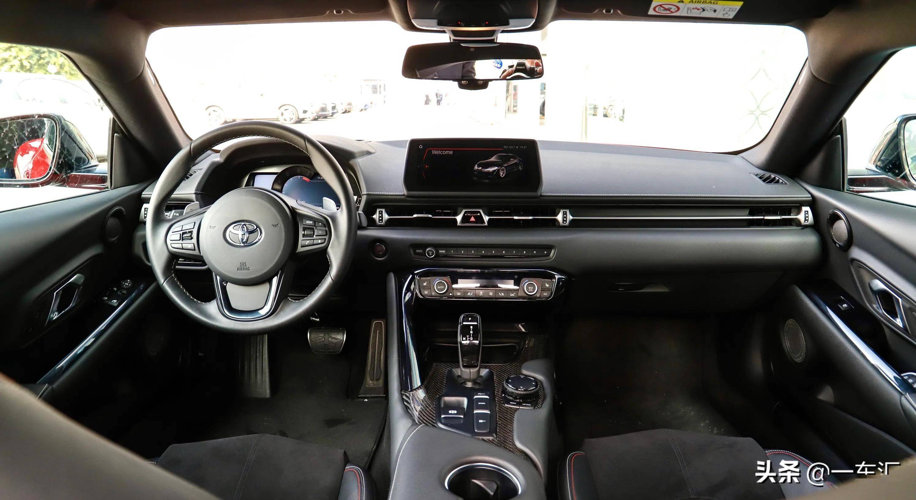 内饰方面,这一代supra车内风格明显有别于丰田旗下其它车型,同样是