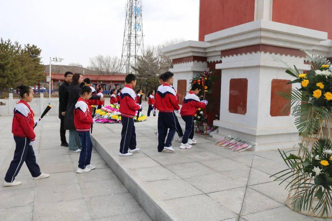 共青团卓资县委员会承办清明祭扫革命烈士陵园活动