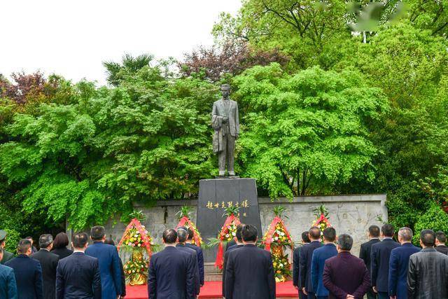 4月2日,在酉阳土家族苗族自治县赵世炎烈士纪念馆,党员干部们在赵世炎