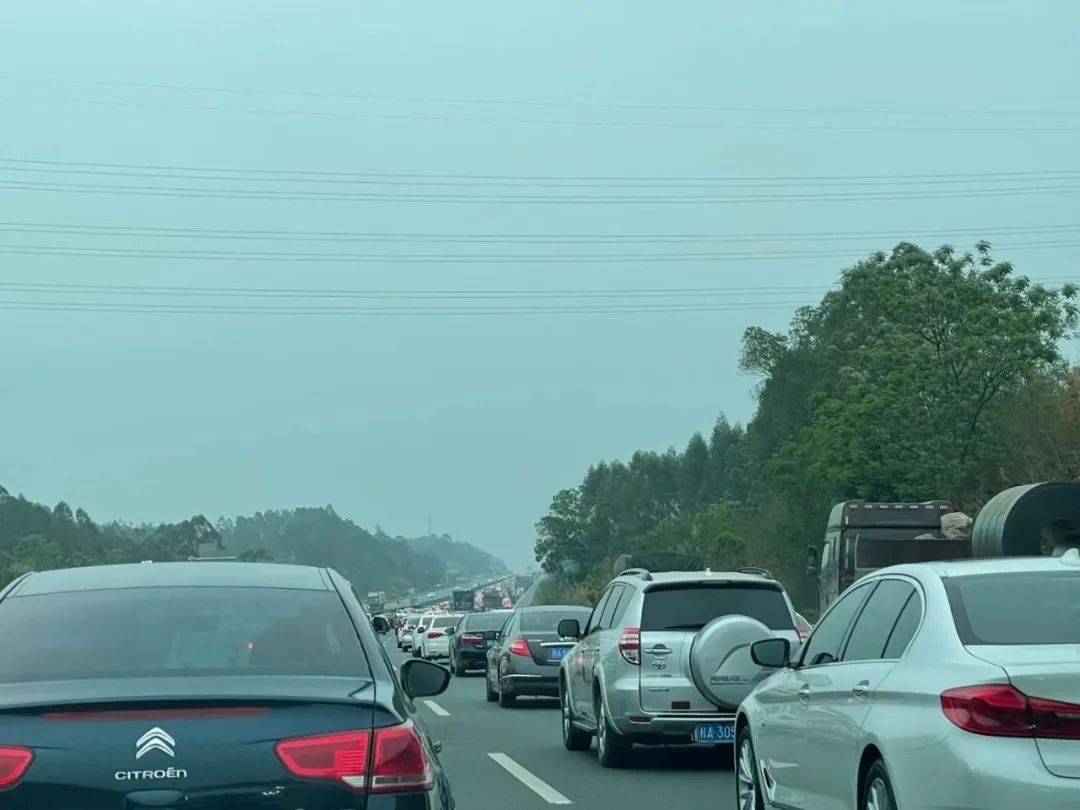 南宁出城堵堵堵车车车清明假期你堵车了吗