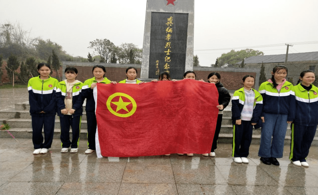 图为泽泉中学在龚炳章烈士墓进行祭扫活动此次活动的开展,旨在缅怀