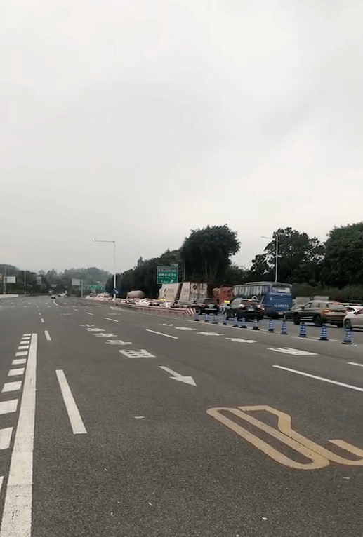 南宁往柳州方向缓行5公里,交警提醒:请避开南宁东收费站!