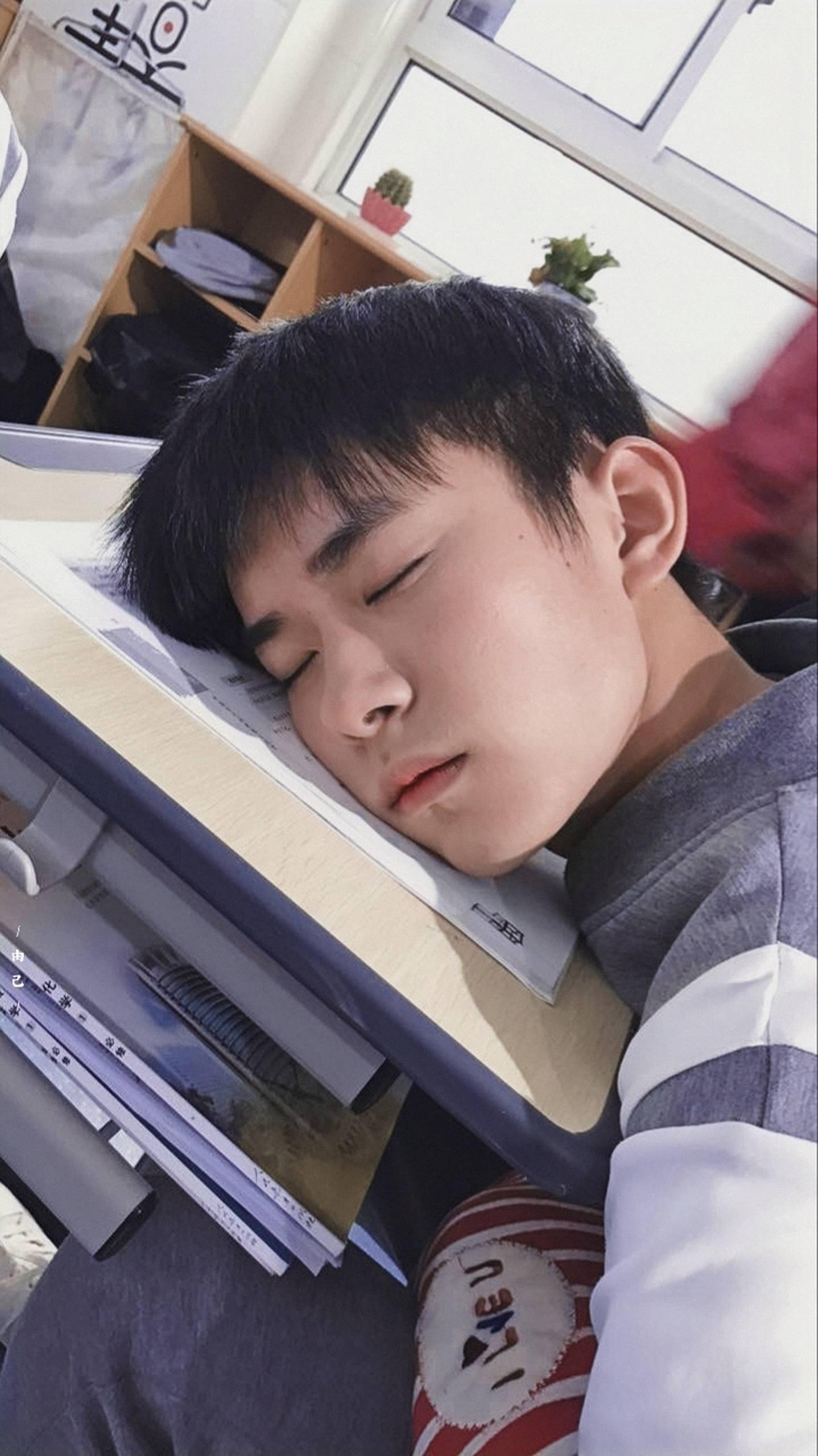 考古易烊千玺的神睡颜 好想rua一rua我们尹柯_app