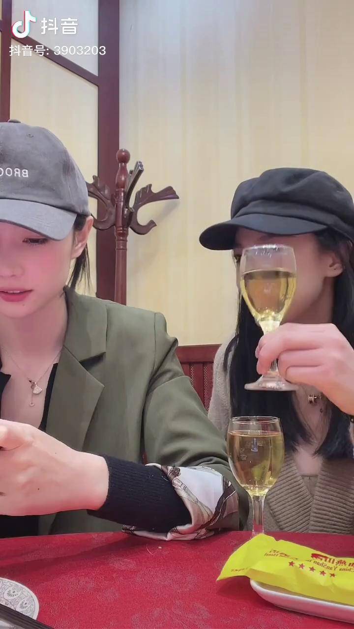 梅尼耶碰杯挑战不来我俩好像那花果山的猴小秋cool