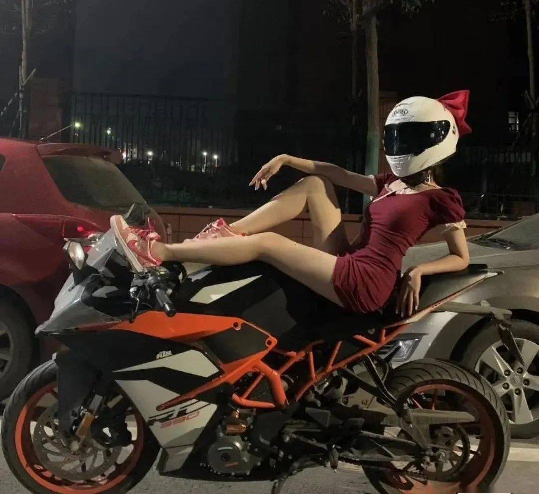 当然除了jk少女,辣妹们当然也不会放过机车这一潮流元素.