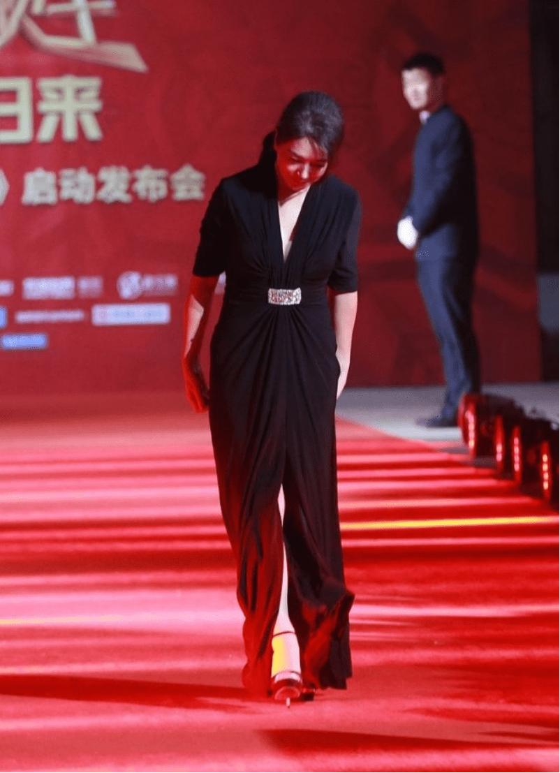 江珊一点不服老顶着小姑娘身材穿开叉裙曲线成熟看了会害羞