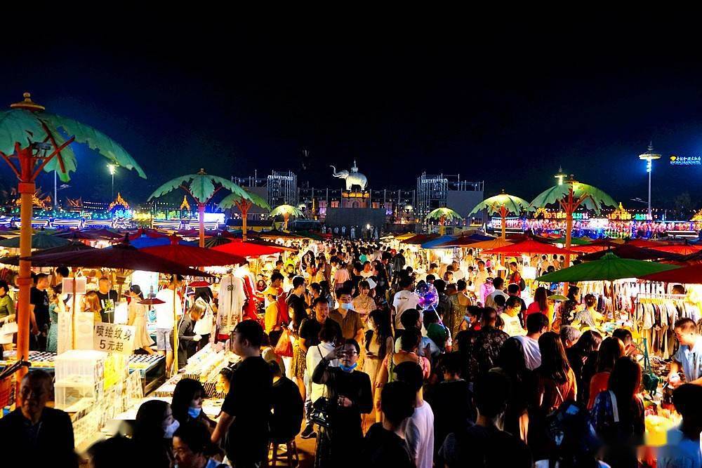 传统的傣族服装与美食碰撞的告庄西双景_夜市