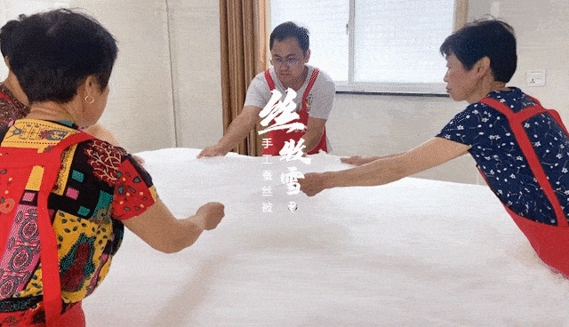 蚕丝被:比羽绒被透气,比棉被保暖,盖在身上轻柔保暖,特别贴身,而且