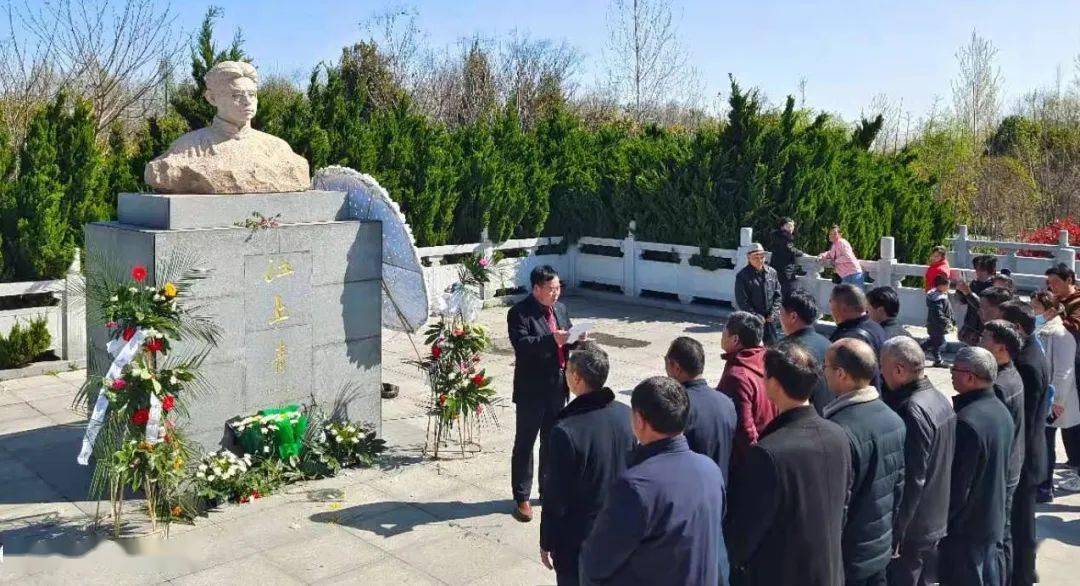 给江上青烈士敬献花圈后,党员们列队整齐地肃立在江上青烈士塑像前,向