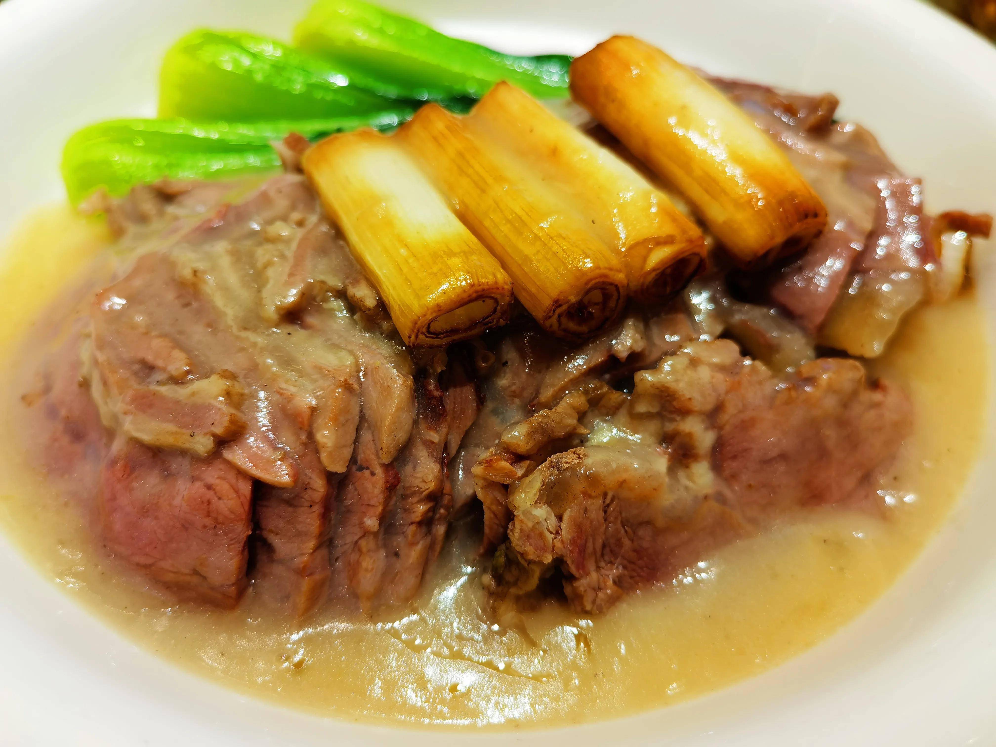 人家的几道老式豫味热菜拾掇得同样让人惊喜连连,比如扣肘子,扒羊肉