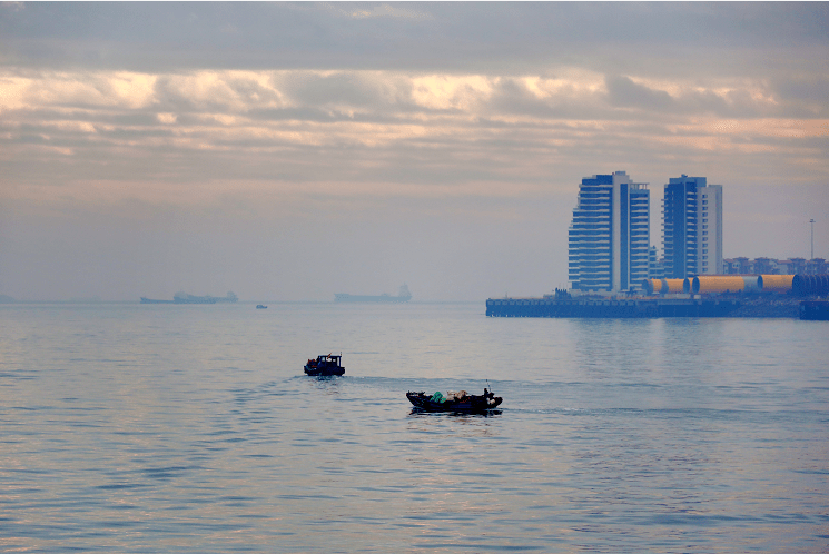 这是黄金海岸的温柔一幕光影浮动 若隐若现晨雾笼罩下的金辉洒向海面