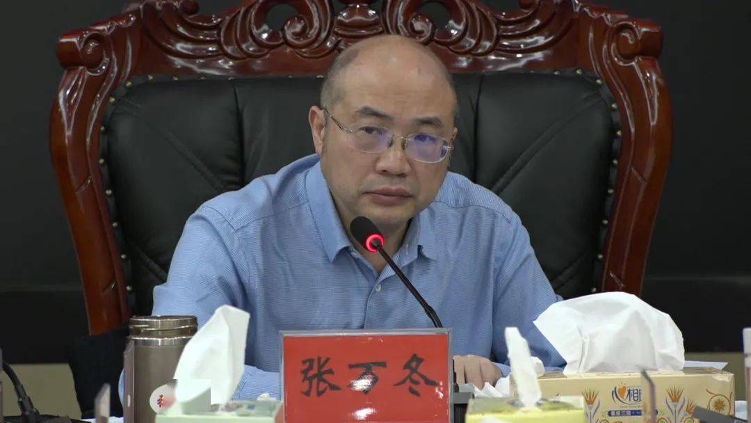 张万冬调度2021年第一季度全县经济运行工作