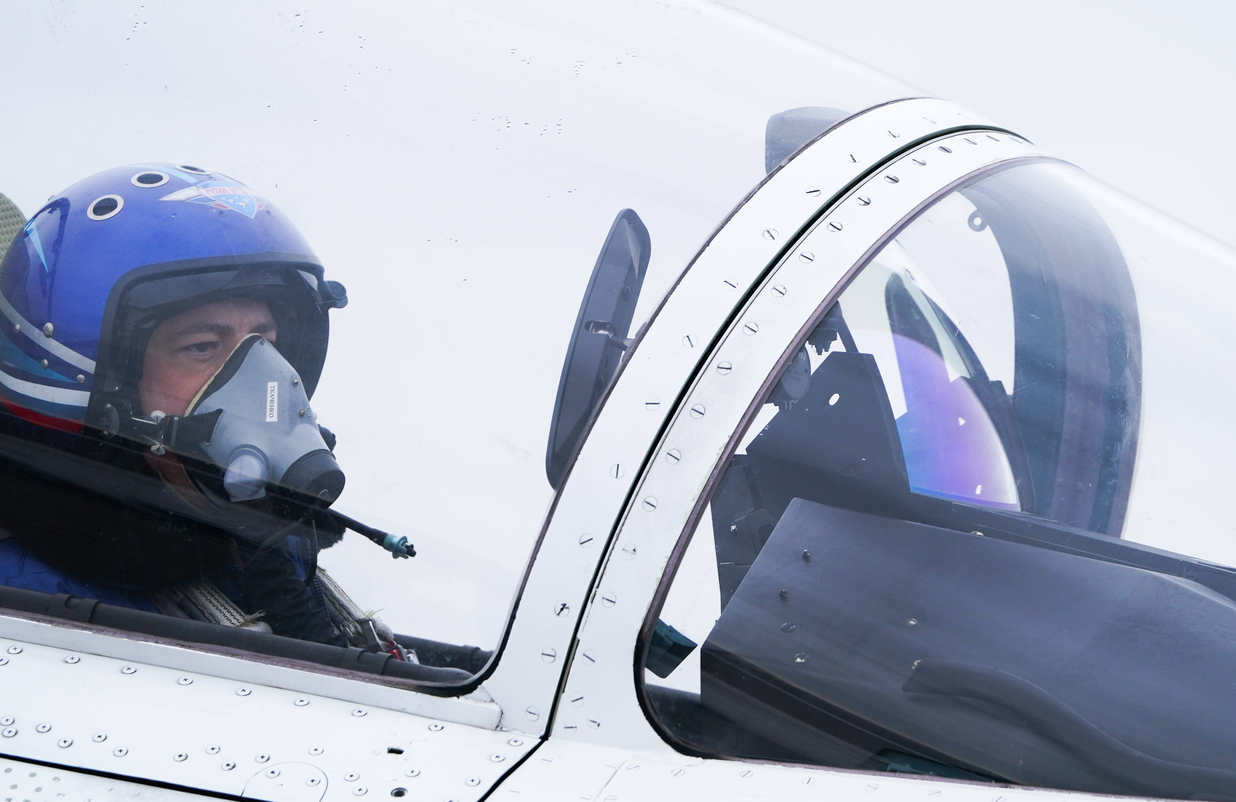 4月5日,俄罗斯空军飞行表演队成员在库宾卡基地参加纪念卫国战争胜利