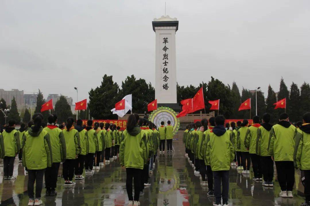 灌南县长江路小学教育集团六年级师生代表一同前往灌南县烈士陵园举行