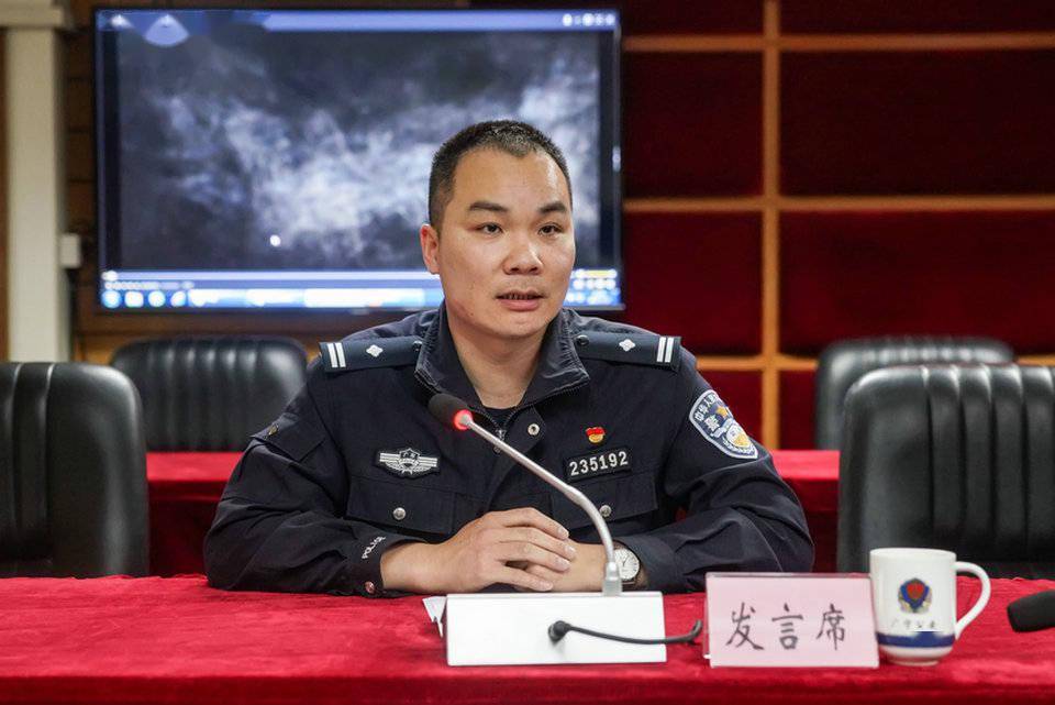 广宁网警信通大队长黄盛华科技强警路上的拓荒牛