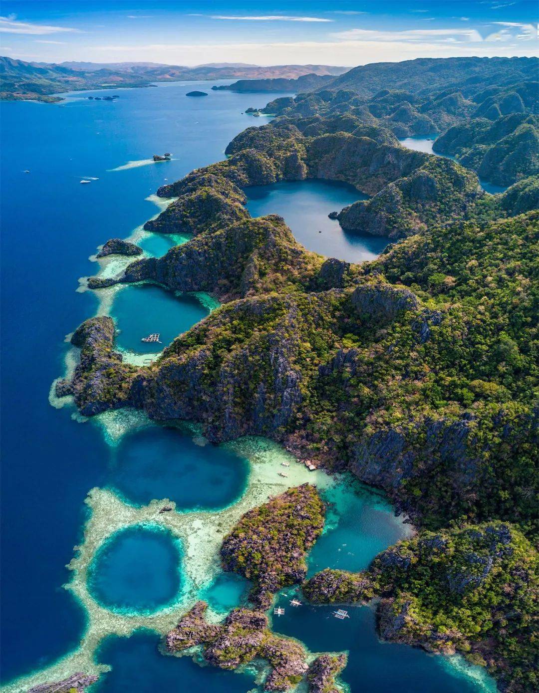 宽度则可达数十千米 群岛之间的一些海域则更为辽阔 苏禄海中 遍布着