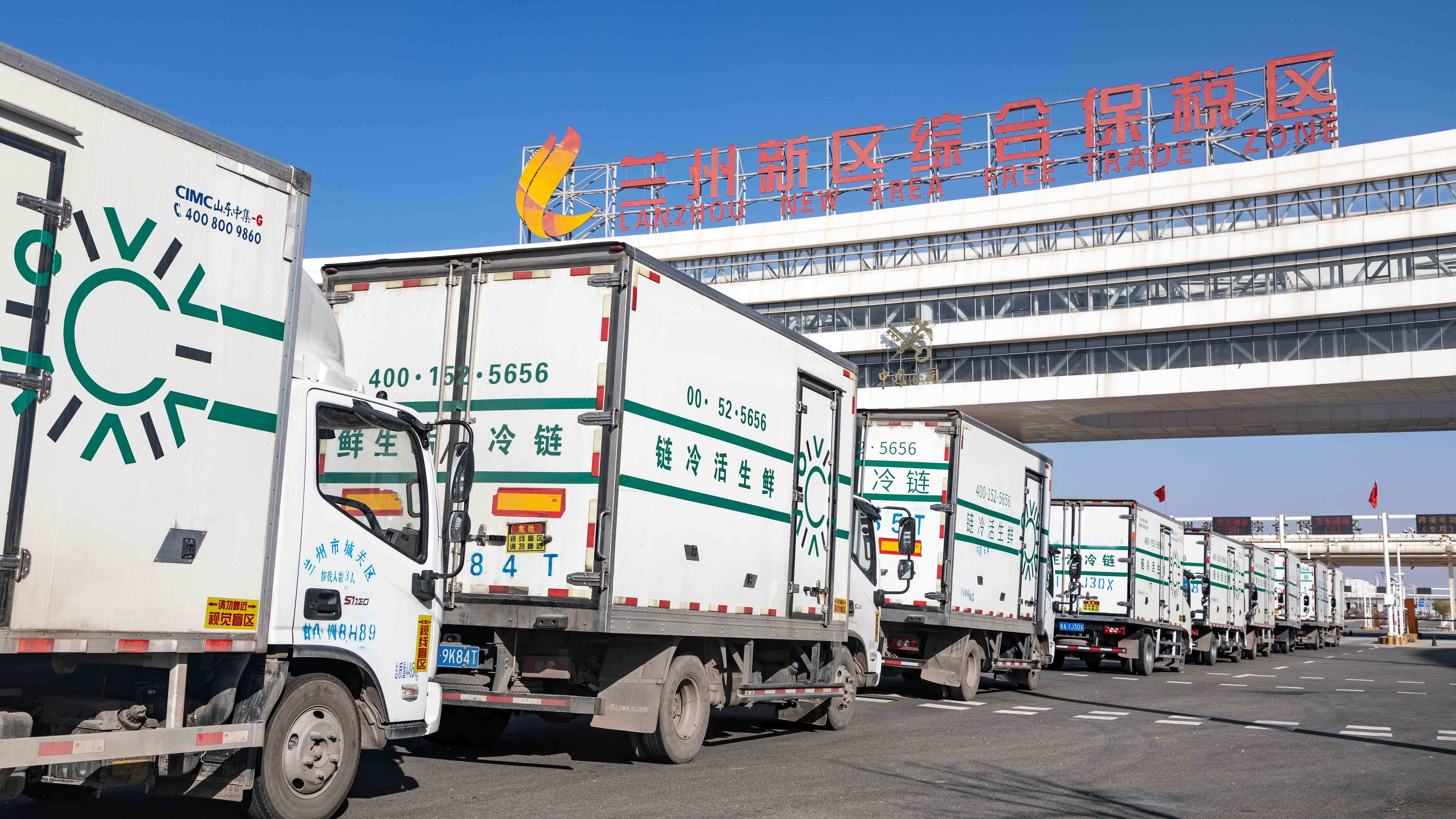 生鲜冷链货车进入兰州新区综合保税区(2020年11月5日摄).