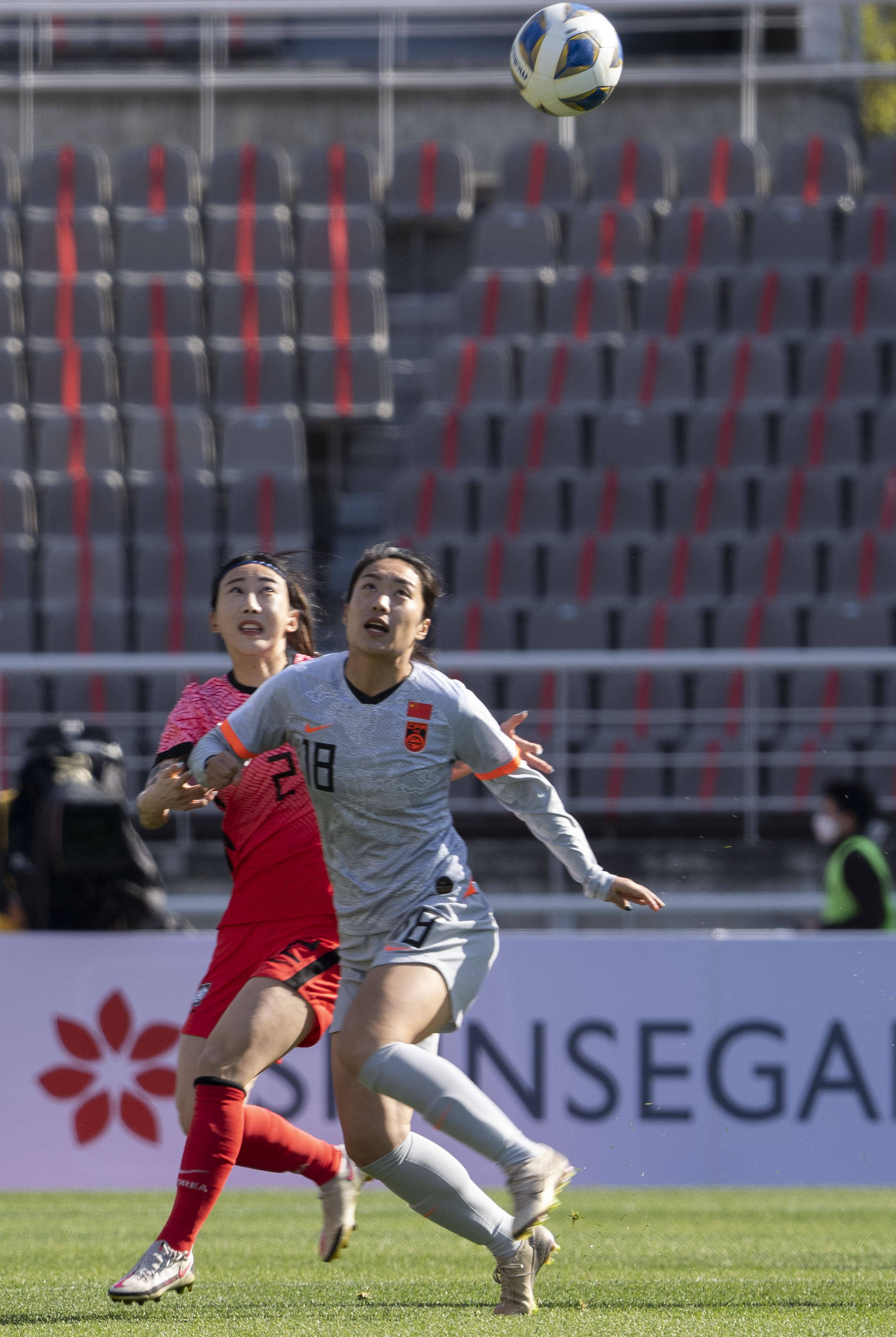 4月8日,中国队球员唐佳丽(右)与韩国队球员朴世罗争顶.