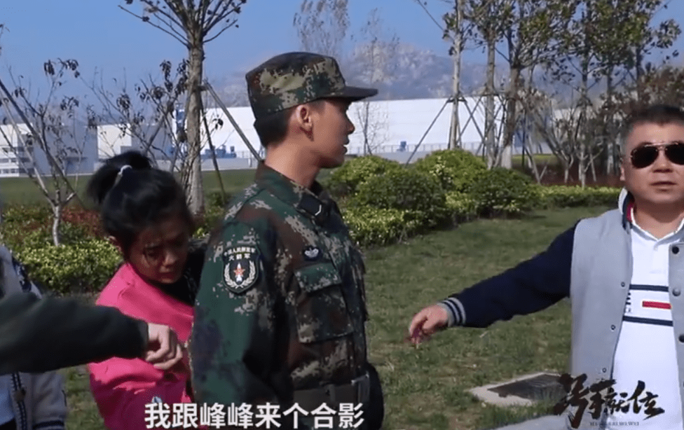 李易峰《号手就位》幕后花絮公开 是合影工具人没错了