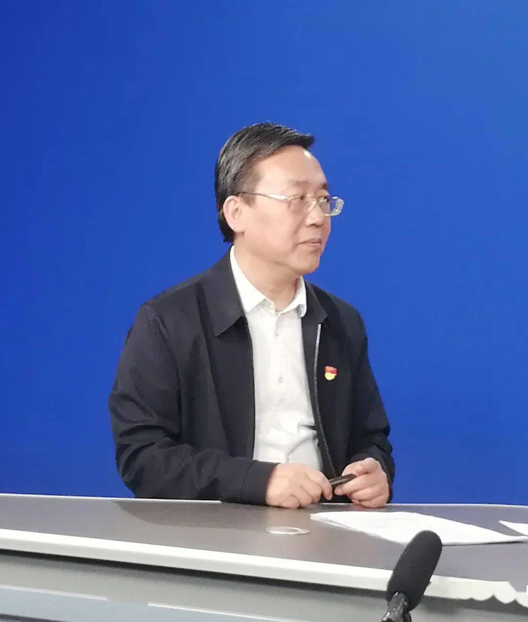 今天,我们演播室邀请到了市财政局党组书记,局长冯奇海同志,为我们