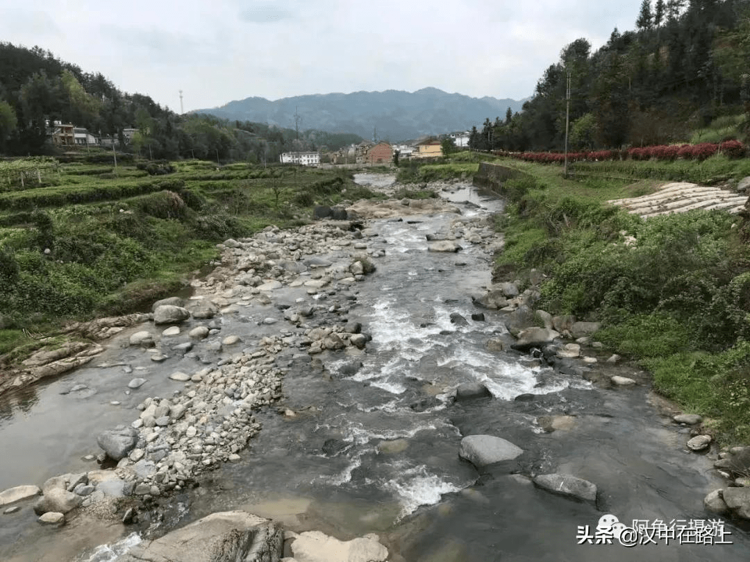 南郑区濂水河畔图片