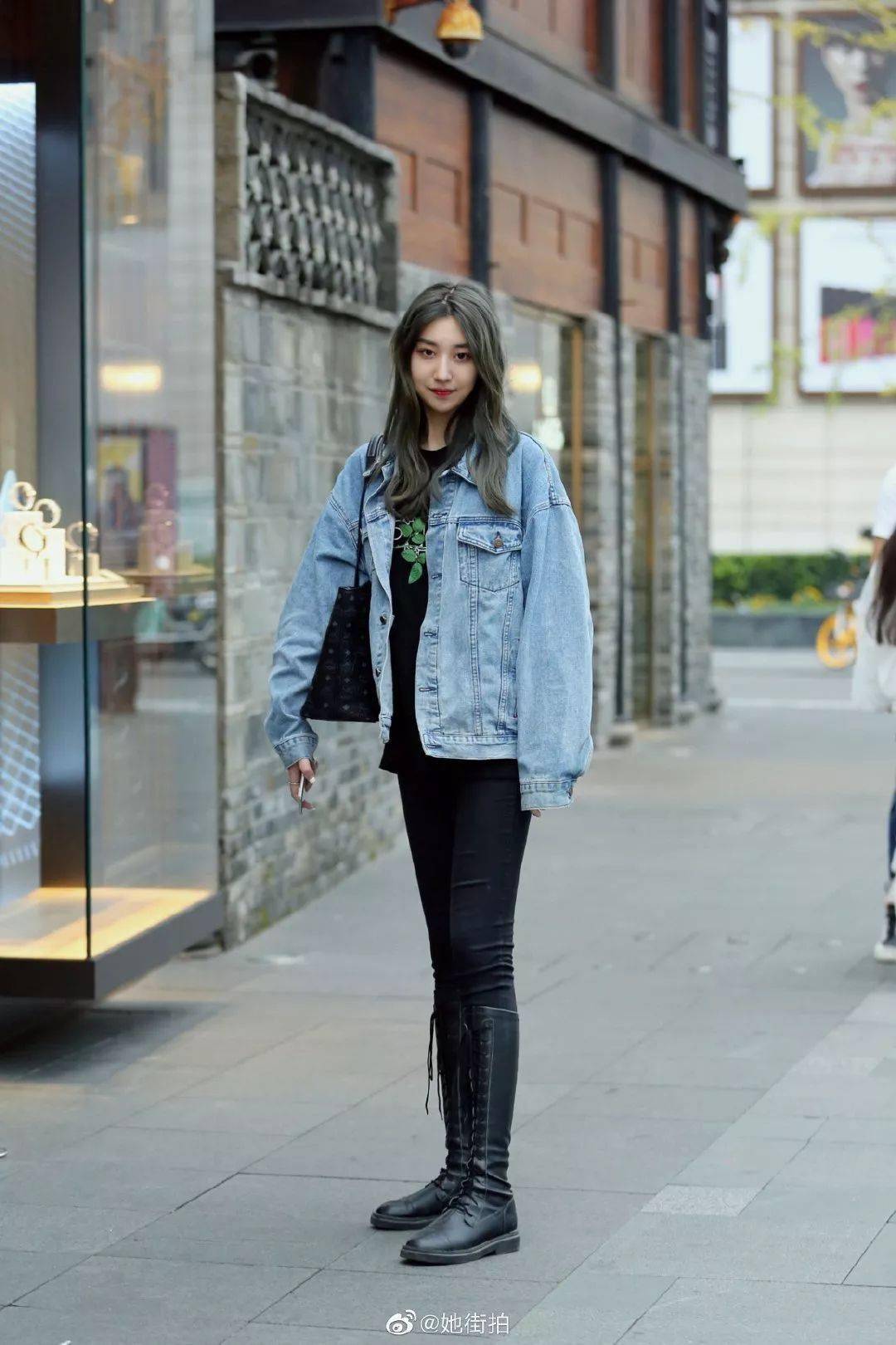比如立春之后,一件牛仔外套 长袖t便可以了,很适合清爽的春天,街拍