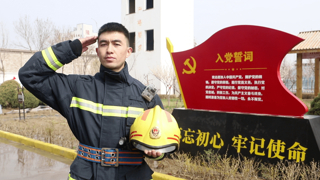 专题百名党员话初心感党恩③忠诚为民的铁血力量