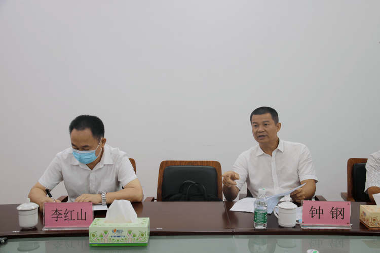 五指山市委常委市纪委书记市监委主任李红山和市政府副市长钟钢到市