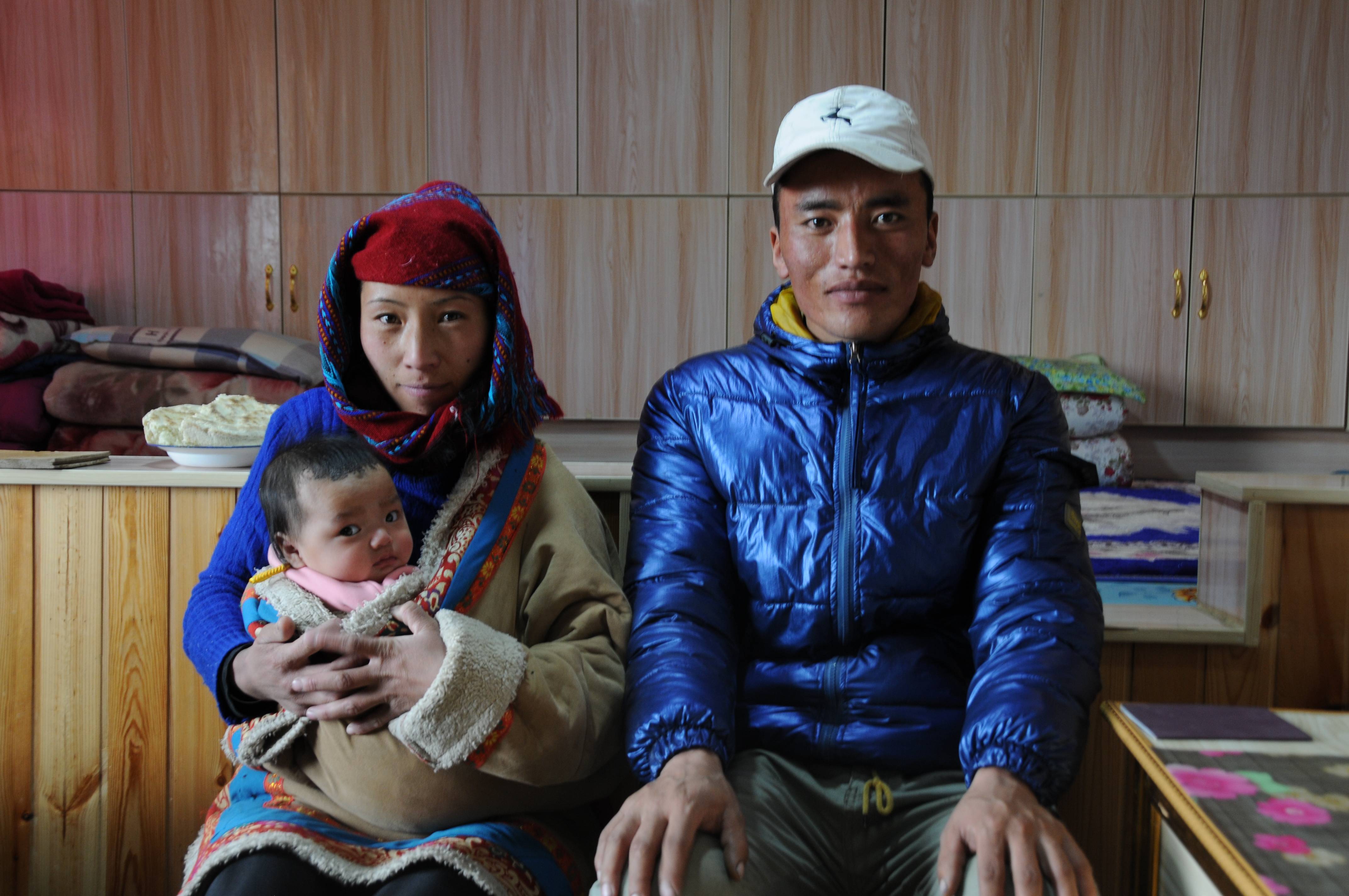 村民李加才让与妻子尚周玛,女儿曲珍措在家中合影(2020年